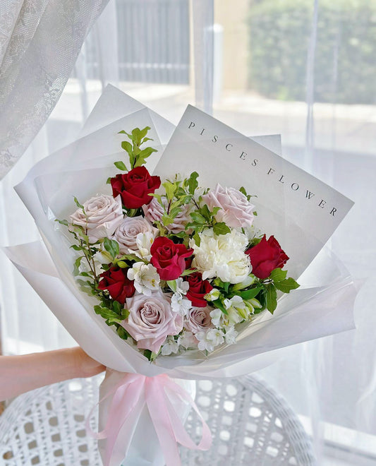 Manta and Red Roses Flower Bouquet